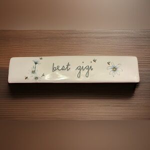 🆕 Rae Dunn "best gigi" Ceramic Triangular Plaque with Bees and Daisies
